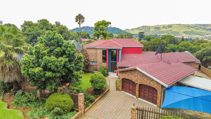Glenvista House For Sale: 5 beds, pool, double garage, spacious garden, secure parking.