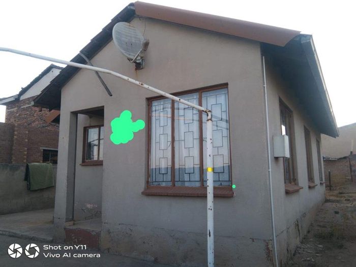 Three-bedroom house for sale in Roodekop with open-plan kitchen and security features.