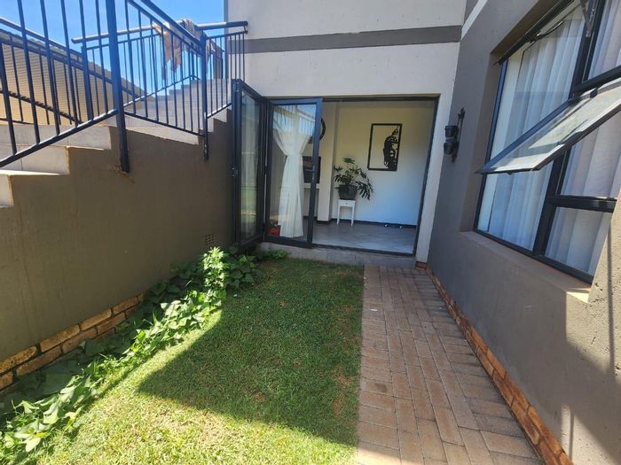 Norton Park Apartment To Rent: 2 beds, secure with solar, pet-friendly, close to amenities.