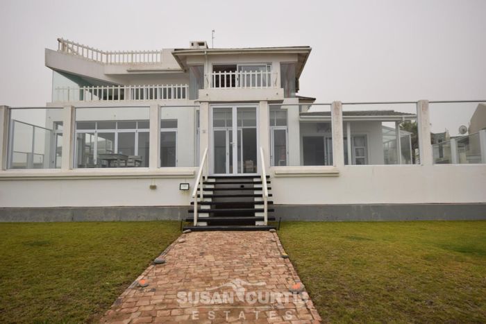 Seaside Mixed Use Property in Vogelstrand: Guesthouse, Family Home & Conference Space!