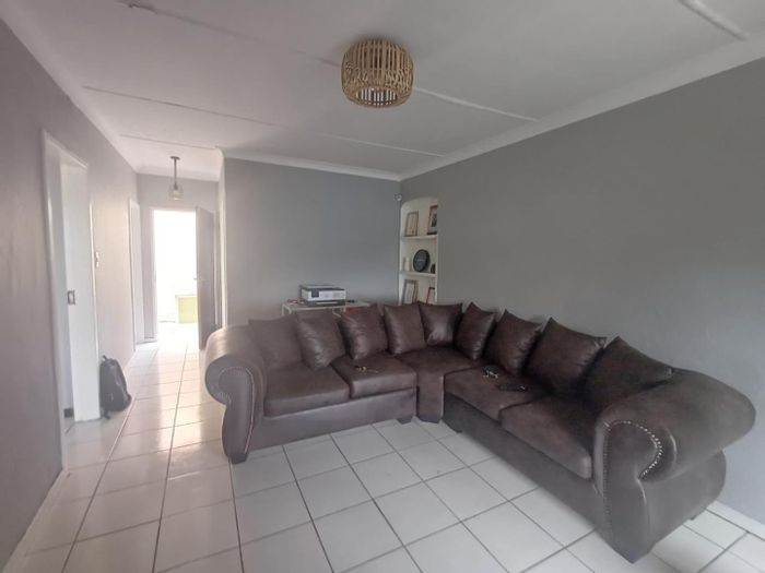 For Sale: 1-Bedroom Apartment in Fontainebleau with Balcony and Covered Parking.