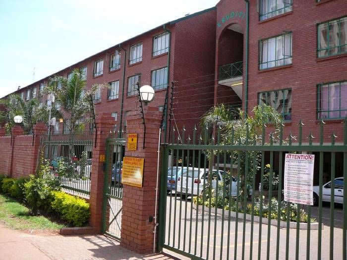 Hatfield Apartment To Rent: One-bedroom loft near Tuks, 24-hour security, close to shops.