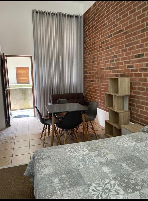 Houghton Estate Apartment To Rent: Secure parking, pool, loft space, close to campuses.