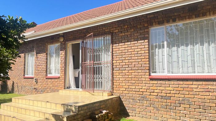 For Sale: Birchleigh North Townhouse with 3 Bedrooms, Office, Double Garage.