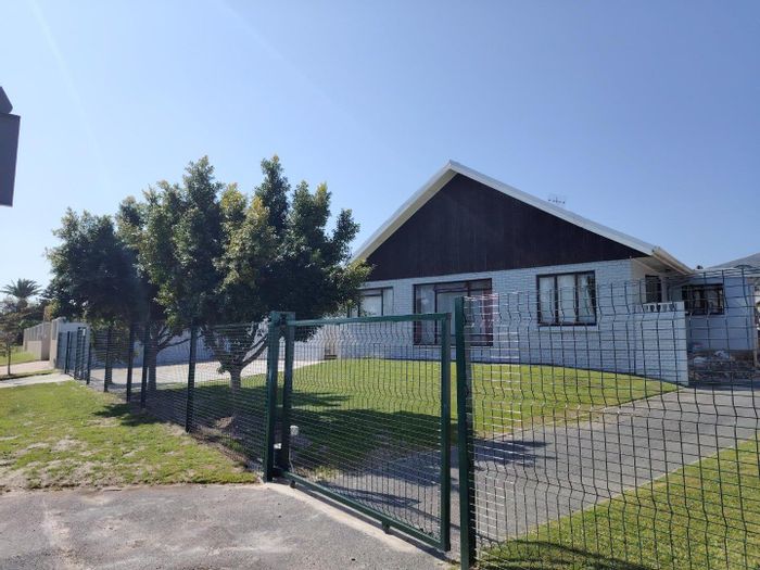House To Rent in Panorama: 4 beds, pool, flatlet, double garage, fiber ready.
