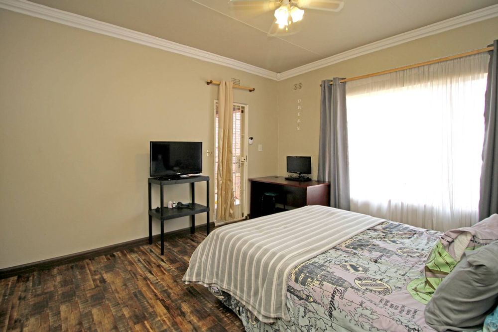 MAIN ENSUITE BEDROOM AND BATHROOM WITH ACCESS DOOR TO THE BALCONY