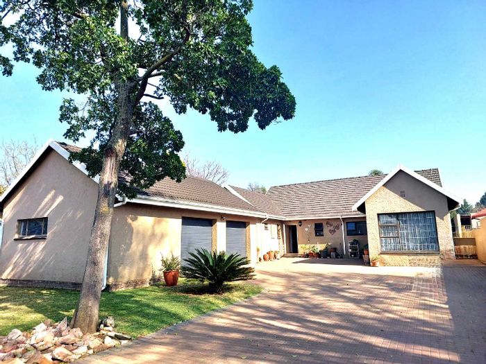 Property #2177237, House for sale in Van Riebeeck Park