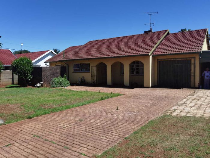 Cresslawn House For Sale: Open plan kitchen, private garden, ample parking space.