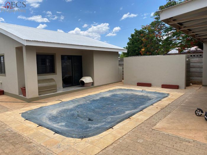 House for Sale in Tsumeb Central: 5 bedrooms, pool, flatlet, 3 garages.