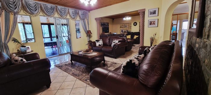 Kleine Kuppe House For Sale: 4 bedrooms, pool, double garage, security features.