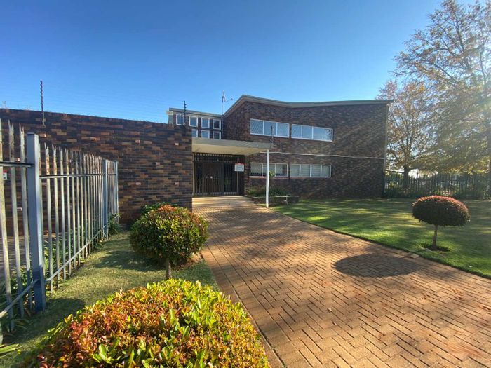 For Sale: Apartment in Monument with large windows, communal garden, and parking.