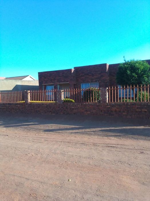 For Sale: House in Soshanguve Ext with 3 bedrooms, garage, and spacious yard.