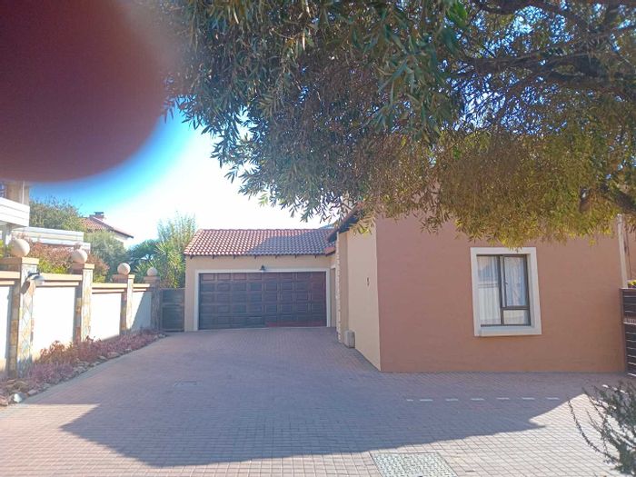 House To Rent in Hartebeespoort AH: 3 Bedrooms, garden, double garage, scenic balcony.