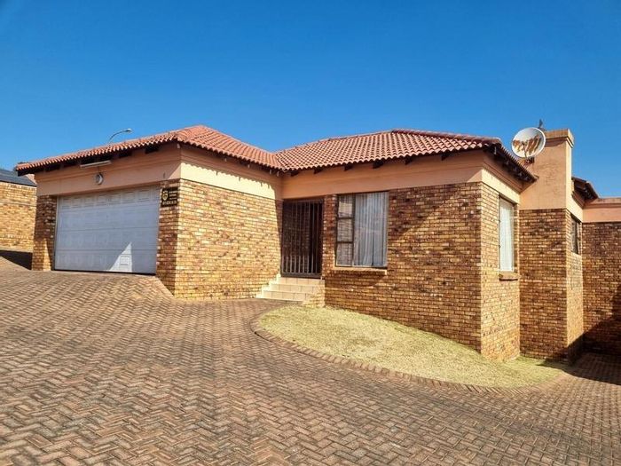 Elandshaven Cluster For Sale: 3 beds, pool, double garage, versatile spaces.