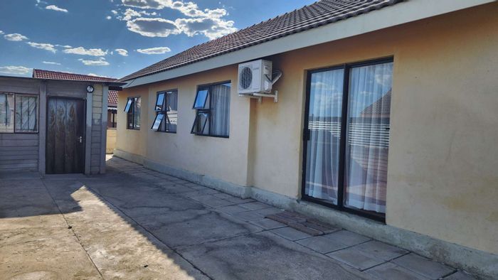 For Sale: House in Rustenburg Ext 4, near schools, shopping, and healthcare.