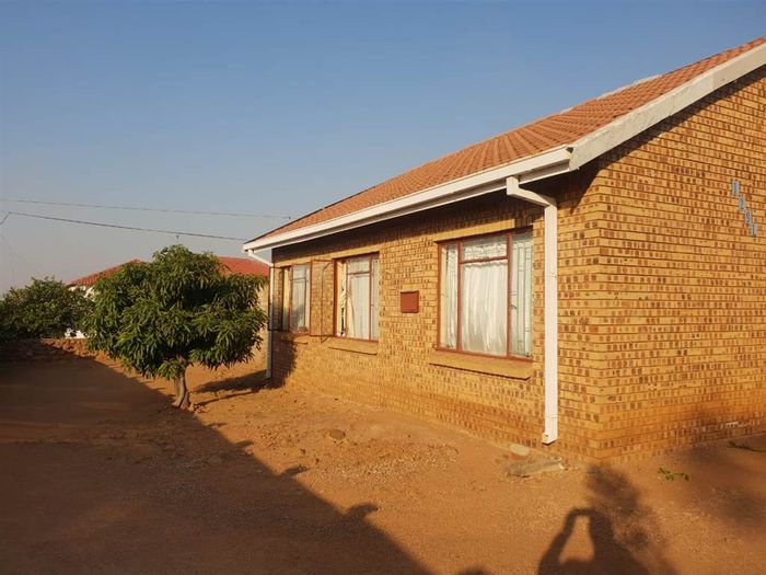 For Sale: House in Soshanguve Ext, 3 beds, fitted kitchen, secure parking.