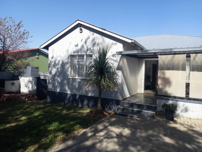 South Hills House For Sale: 3 beds, spacious gardens, ample parking, and braai area.