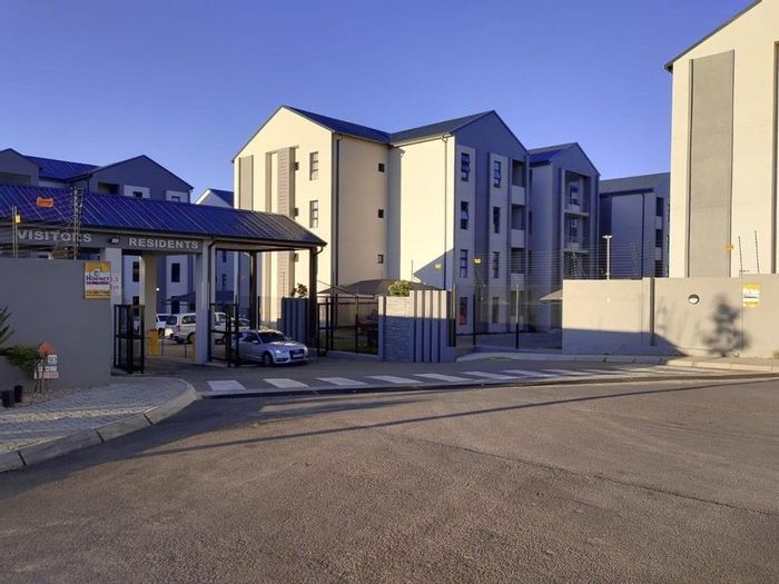 For Sale: 2-Bedroom Apartment in Midridge Park with pool, gym, and security.