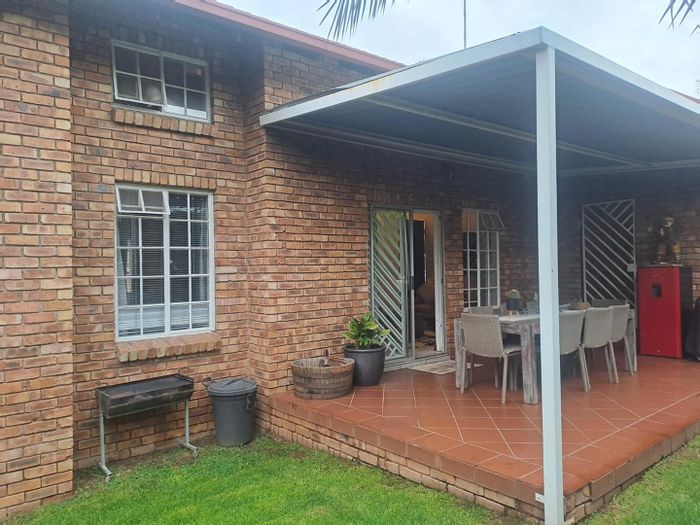 Highveld Townhouse For Sale: 3 Bedrooms, double garage, garden, and fiber internet.