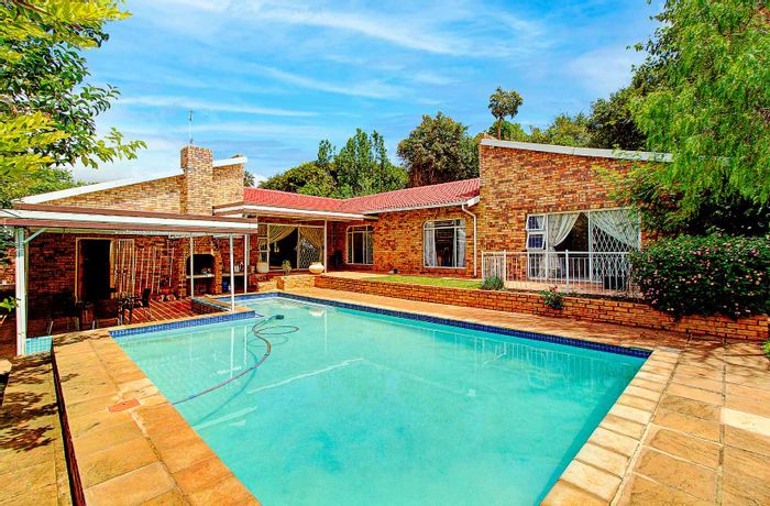 For Sale: Spacious Strubensvallei house with pool, garden, and double garage.