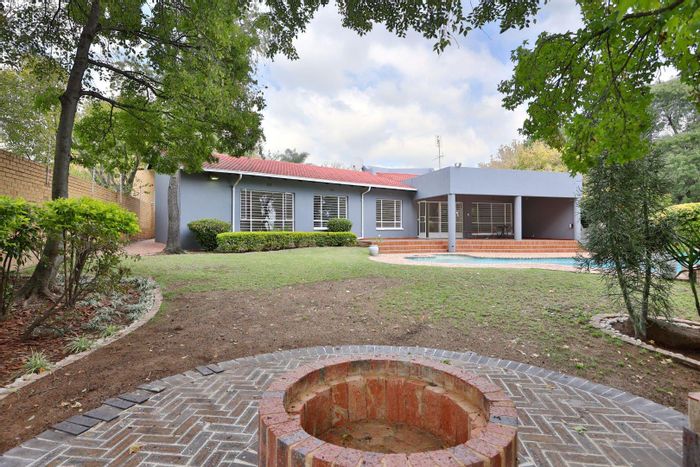 Gallo Manor House For Sale: Spacious 4-Bedroom, Pool, Guest Wing, Modern Kitchen