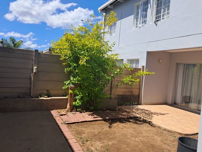 Kleine Kuppe Townhouse For Sale: 3 Bedrooms, 2 Bathrooms, Garage, Deck, Courtyard.