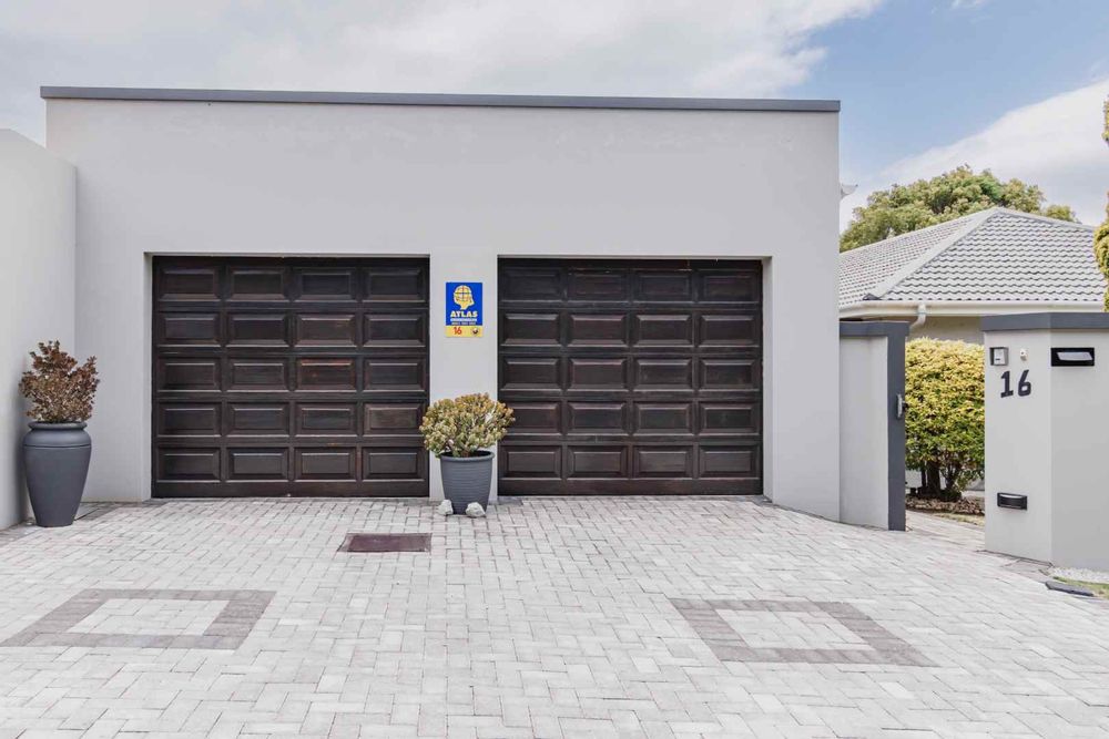 Front, garage for 3 cars