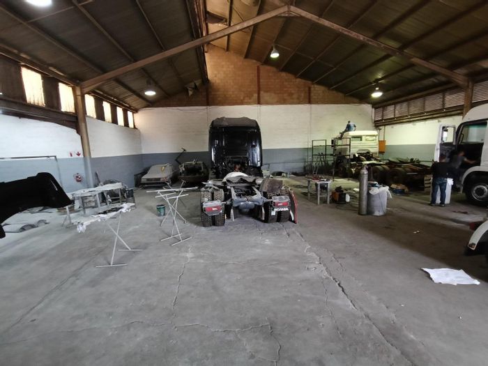 Industrial unit to rent in Pinetown North Industria with spacious warehouse and amenities.