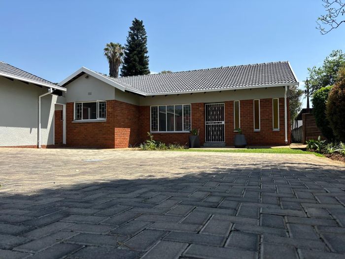 Roseville House For Sale: 3 beds, garden, study, dual garages, near parks.