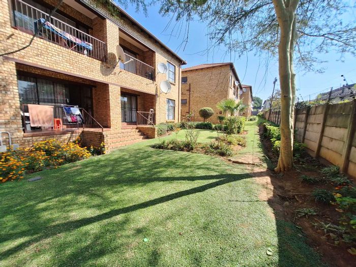 Townhouse To Rent in Weltevreden Park: 2 beds, communal gardens, carport included.