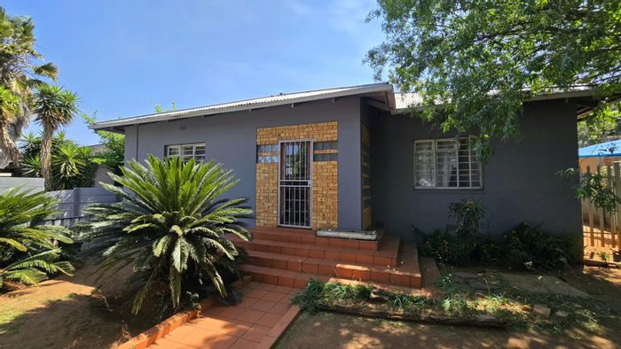 House for Sale in Florentia: Spacious garden, servant's quarters, and pre-paid electricity.