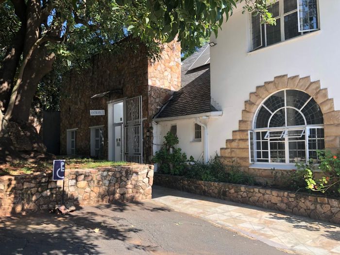 Retail space to rent in Dunkeld with shared amenities and secure parking.