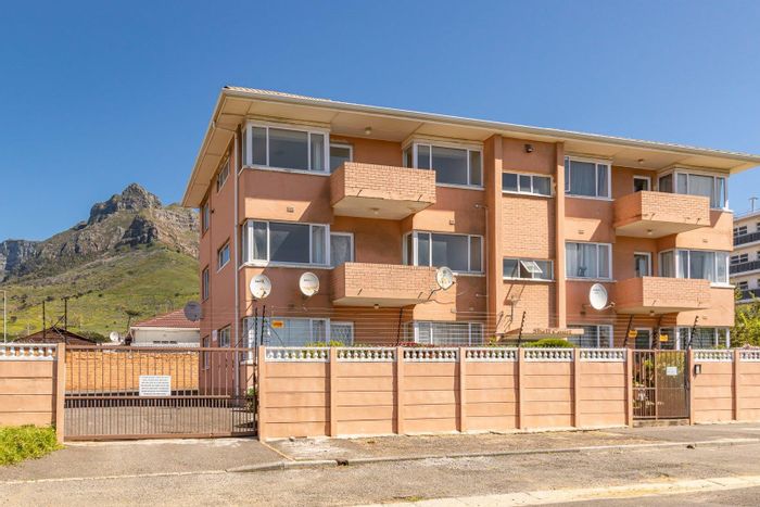 Charming Observatory Apartment with Spacious Lounge, Parking, and Mountain Views For Sale!