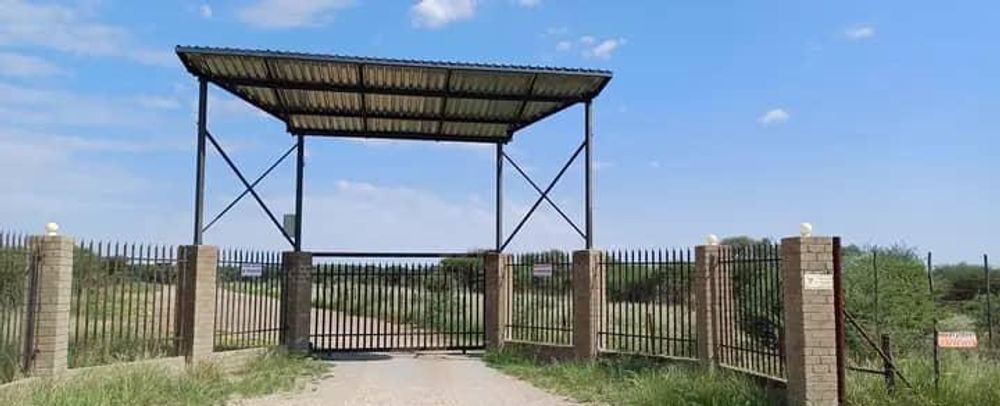 General view of the main entrance to the plots 