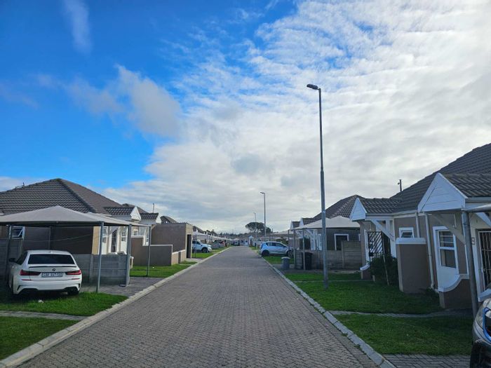 3-Bedroom House in Klapmuts, For Sale, with secure estate and pet-friendly amenities.