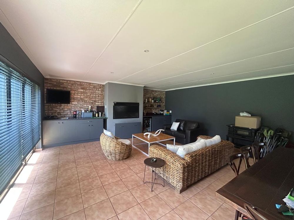 Entertainment room with indoor braai