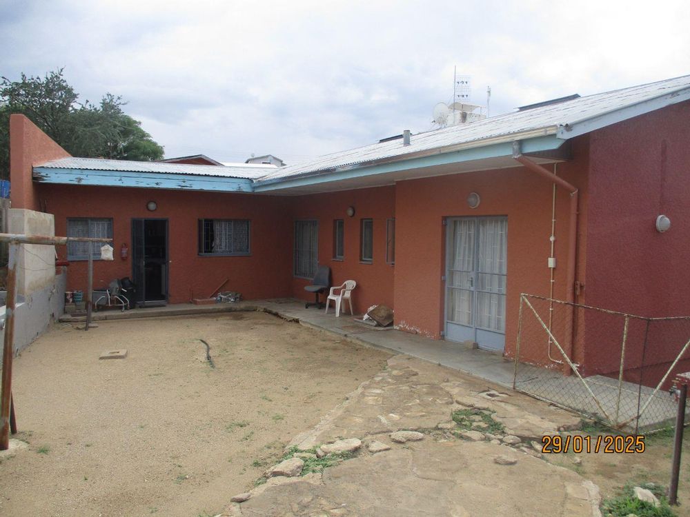 Back view of the property, towards the kitchen. 