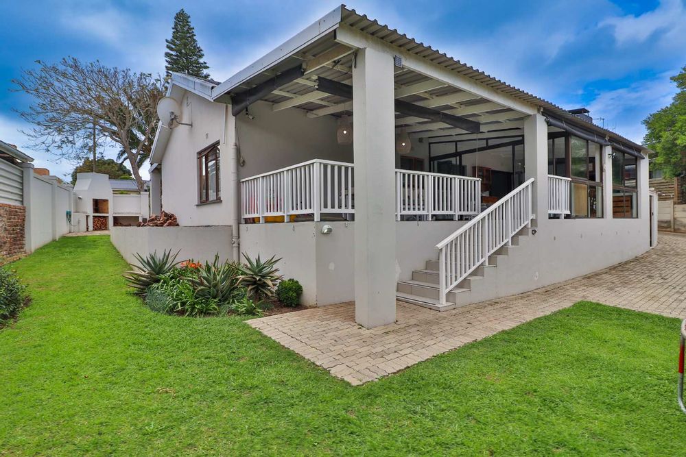Bayview House For Sale 4 bedrooms, braai areas, garages, 750m to beach