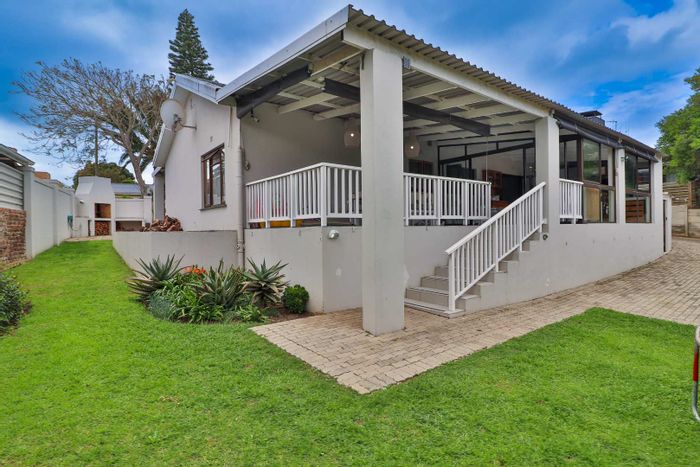 Bayview House For Sale: 4 bedrooms, braai areas, garages, 750m to beach.