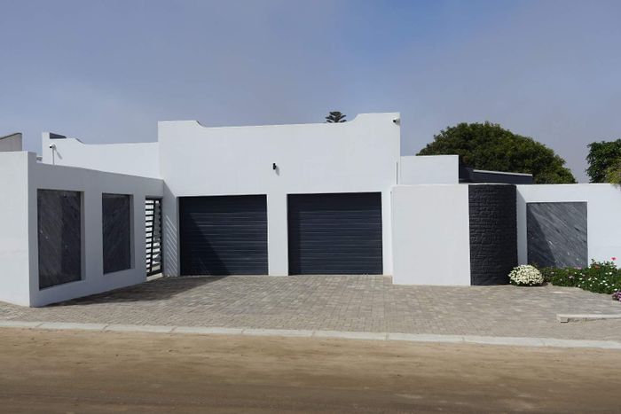 Hage Heights House For Sale: Two units, double garage, security features, spacious gardens.