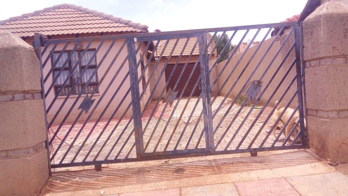 3-Bedroom House to Rent in Vosloorus Ext 14, spacious yard, near amenities.