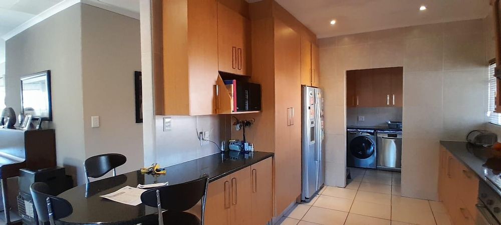 Kitchen area with breakfast nook