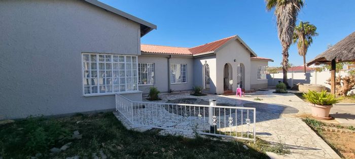 Hochlandpark House For Sale: 5 Bedrooms, Bachelor Flat, Double Garage, Spacious Layout.