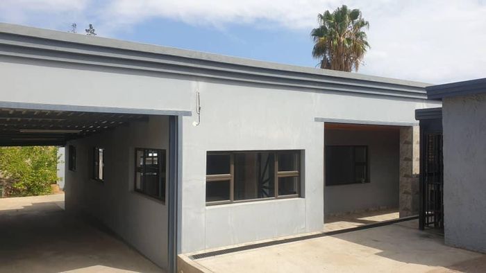 Khomasdal House For Sale: 3 en-suites, flat, takeaway shop, large carport.