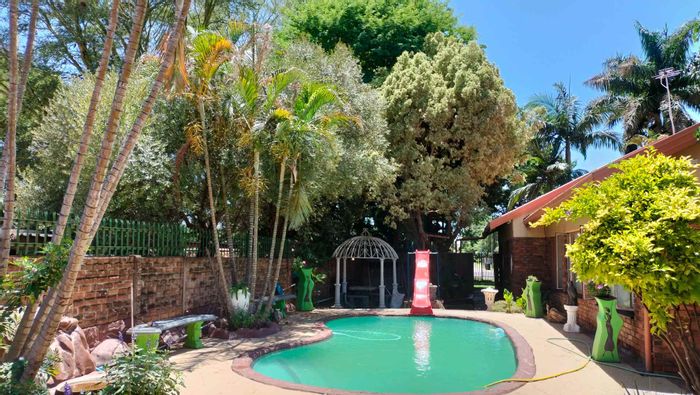 Theresapark House For Sale: Pool, garden, office, study, and rental flatlets.