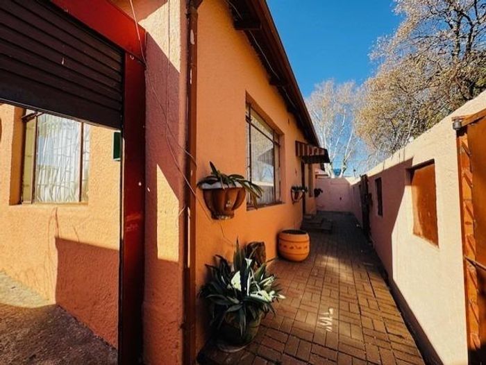 For Sale: Income-producing House in Forest Hill with 6 bedrooms and 2 cottages.