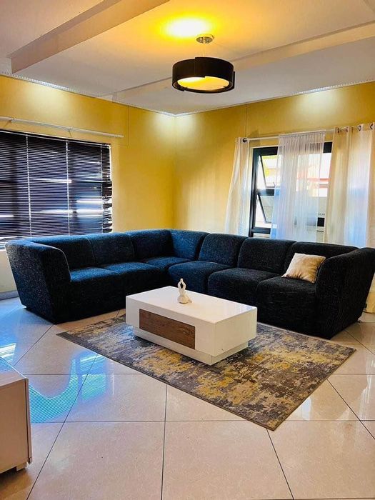 House to Rent in Pioniers Park: 3-bed main house, 2-bed flat, ample space.