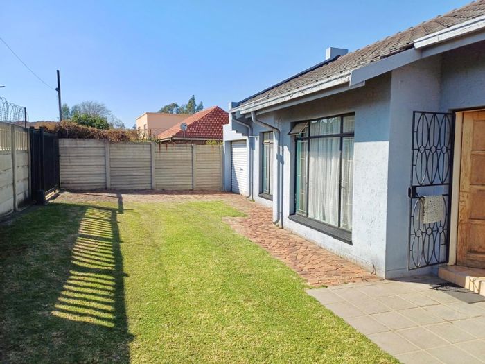 For Sale: 3-bedroom house in Elsburg with spacious yard and covered parking.