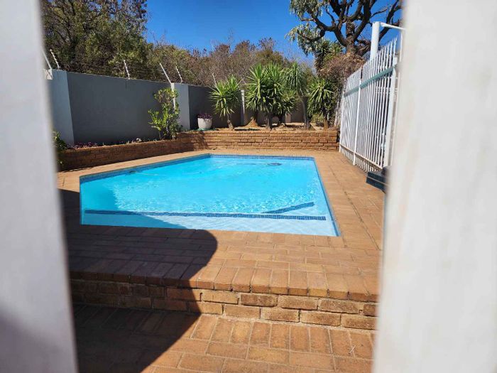 Bassonia Rock Townhouse For Sale: 3 beds, 24-hour security, close to amenities.