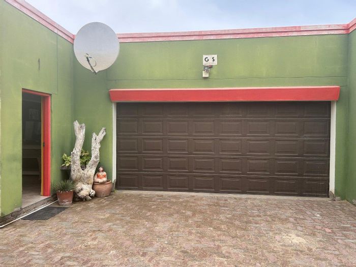 For Sale: House in Meersig with spacious garden and ample parking.